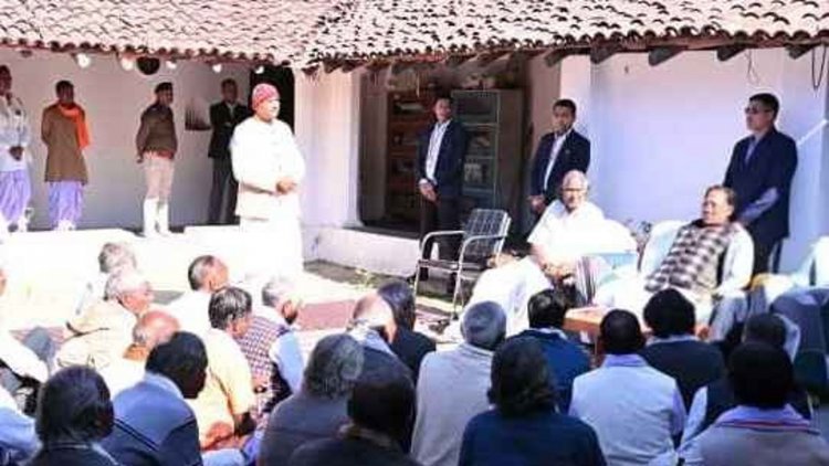 मुख्यमंत्री श्री साय ने सामरबार में संत श्री बभु्रवाहन महाराज से की भेंट.