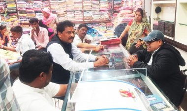 ज्वेलरी दुकान में लाखों की चोरी   विधायक ने की पीडि़त दुकानदार से मुलाकात
