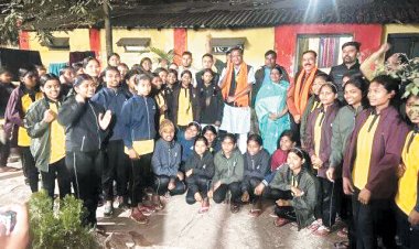 117 छात्रावासों में 5027 बच्चों को मिला स्वेटर, बच्चों के चेहरों पर लौटी मुस्कान