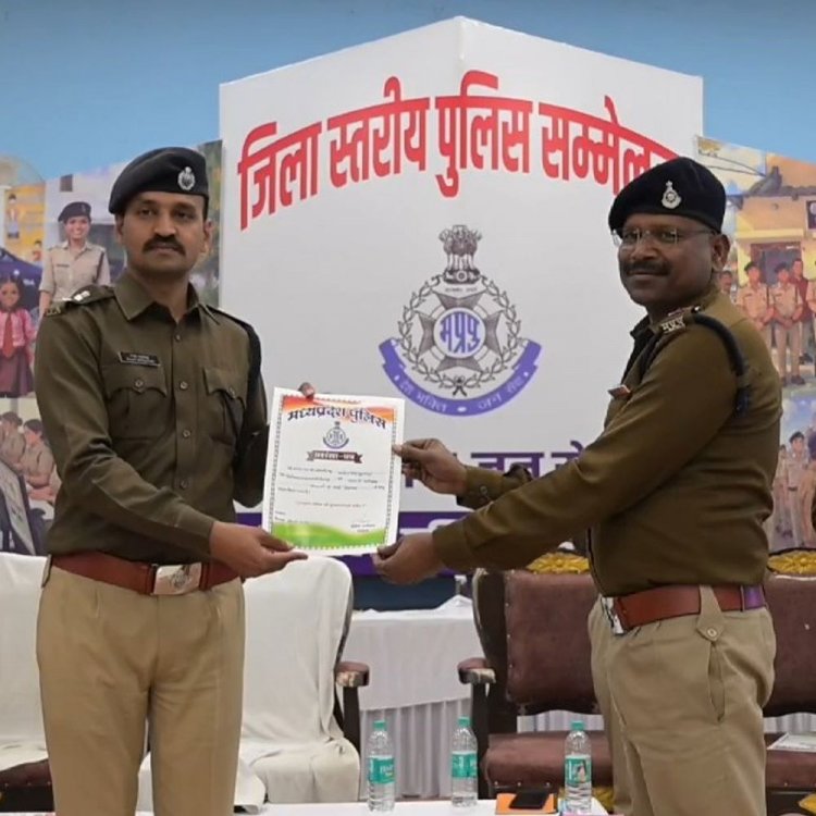 मंडला में हुआ जिला स्तरीय पुलिस सम्मेलन:विकसित भारत 2047 में पुलिस की भूमिका पर हुई चर्चा; उत्कृष्ट पुलिसकर्मियों को मिला सम्मान