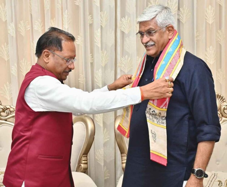 केंद्रीय पर्यटन एवं संस्कृति मंत्री श्री गजेन्द्र सिंह शेखावत ने मुख्यमंत्री श्री विष्णुदेव साय से की सौजन्य भेंट.