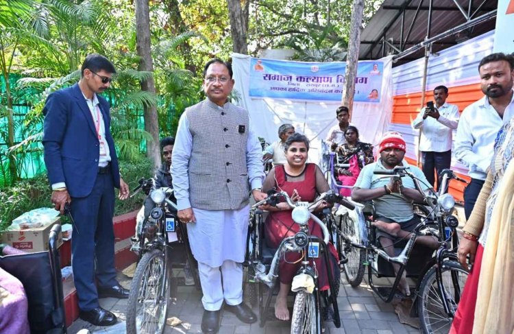 मुख्यमंत्री जनदर्शन में दिव्यांगजनों को मिली राहत, मुख्यमंत्री ने बैटरी चालित ट्राइसिकल किया प्रदान.