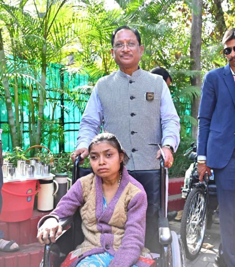 मुख्यमंत्री जनदर्शन में दिव्यांगजनों को मिली राहत, मुख्यमंत्री ने प्रदान किया बैटरी ट्राइसिकल, व्हीलचेयर .