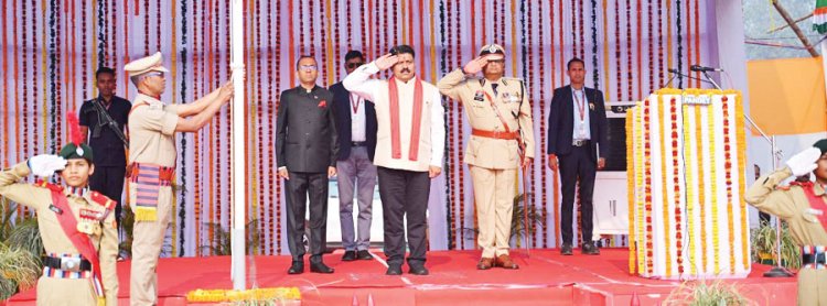 उप मुख्यमंत्री शर्मा ने फहराया राष्ट्रीय ध्वज, परेड की सलामी ली