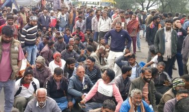 नीमच में मुआवजे की मांग को लेकर हाईवे जाम:ओलावृष्टि से अफीम सहित रबी की फसलें बर्बाद, किसान सड़क पर बैठे