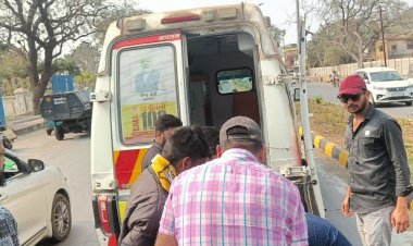 देवास में सड़क पर तेल गिरने से फिसले वाहन:एक घायल, दो कारें क्षतिग्रस्त, ऑटो डिवाइडर से टकराया