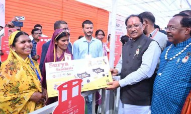 मुख्यमंत्री श्री विष्णु देव साय ने आज कोरिया प्रवास के दौरान कोरिया महोत्सव के शुभारंभ अवसर पर विभिन्न जनकल्याणकारी योजनाओं के अंतर्गत हितग्राहियों को हितग्राहीमूलक सामग्री का वितरण