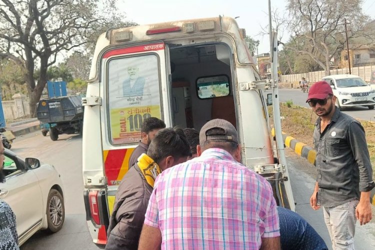 देवास में सड़क पर तेल गिरने से फिसले वाहन:एक घायल, दो कारें क्षतिग्रस्त, ऑटो डिवाइडर से टकराया