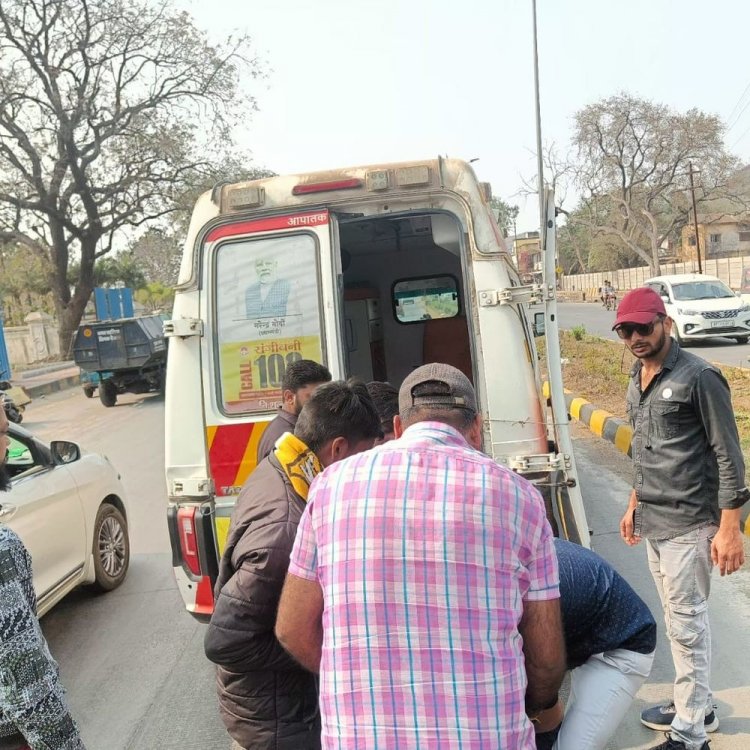 देवास में सड़क पर तेल गिरने से फिसले वाहन:एक घायल, दो कारें क्षतिग्रस्त, ऑटो डिवाइडर से टकराया