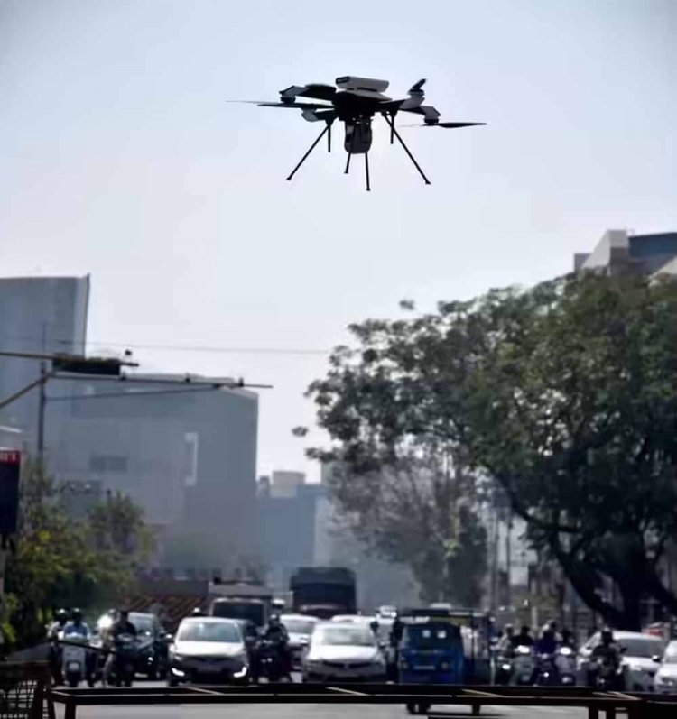 जेल के ऊपर तंबाकू और सिगरेट लेकर उड़ता दिखा ड्रोन, पुलिस ने पत्थर मारकर गिराया